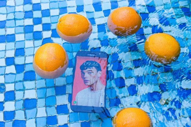 Czy da się osuszyć zalany telefon?