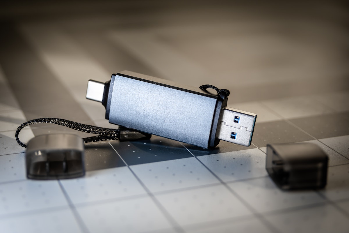 Adapter USB OTG posiada wtyczkę do telefonu oraz wtyczkę do urządzenia USB