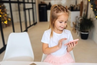 Jak nauczyć dziecko mądrze korzystać z telefonu?